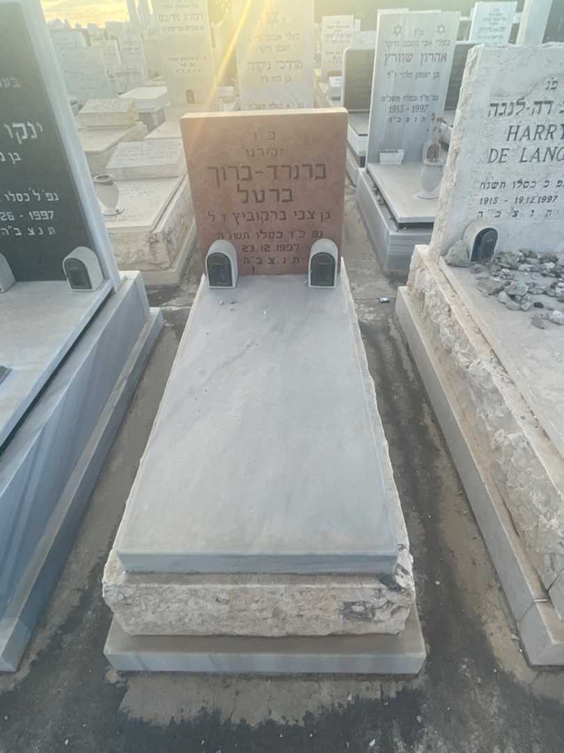 קברו של ברנרד-ברוך ברטל