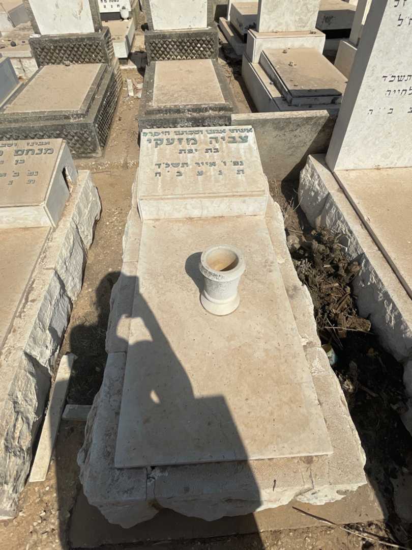 קברו של צביה מזעקי. תמונה 2