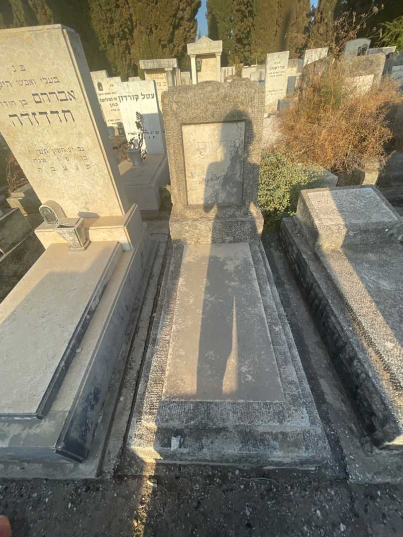 קברו של יצחק יולזרי