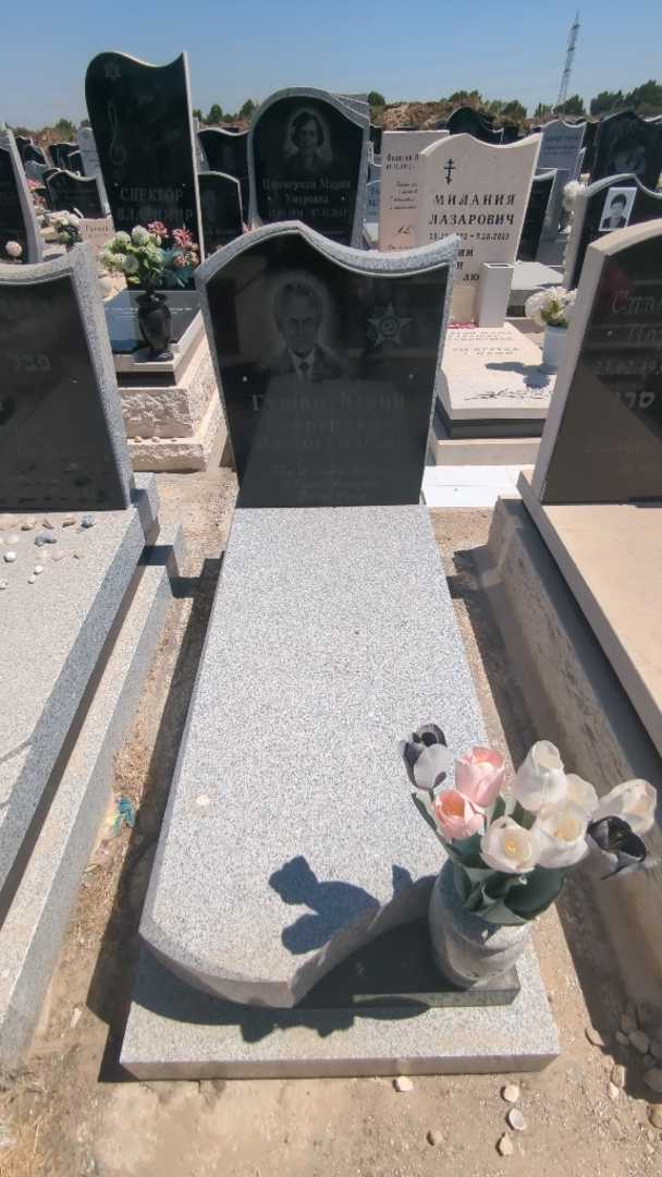 קברו של יורי גושצ'ין. תמונה 2