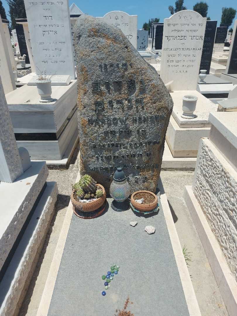 קברו של הנריק נפדוב. תמונה 1