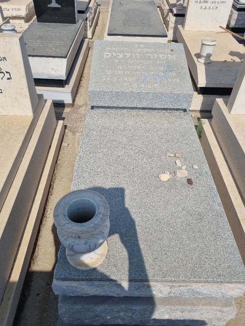 קברו של אסיה וולצ'ק. תמונה 1