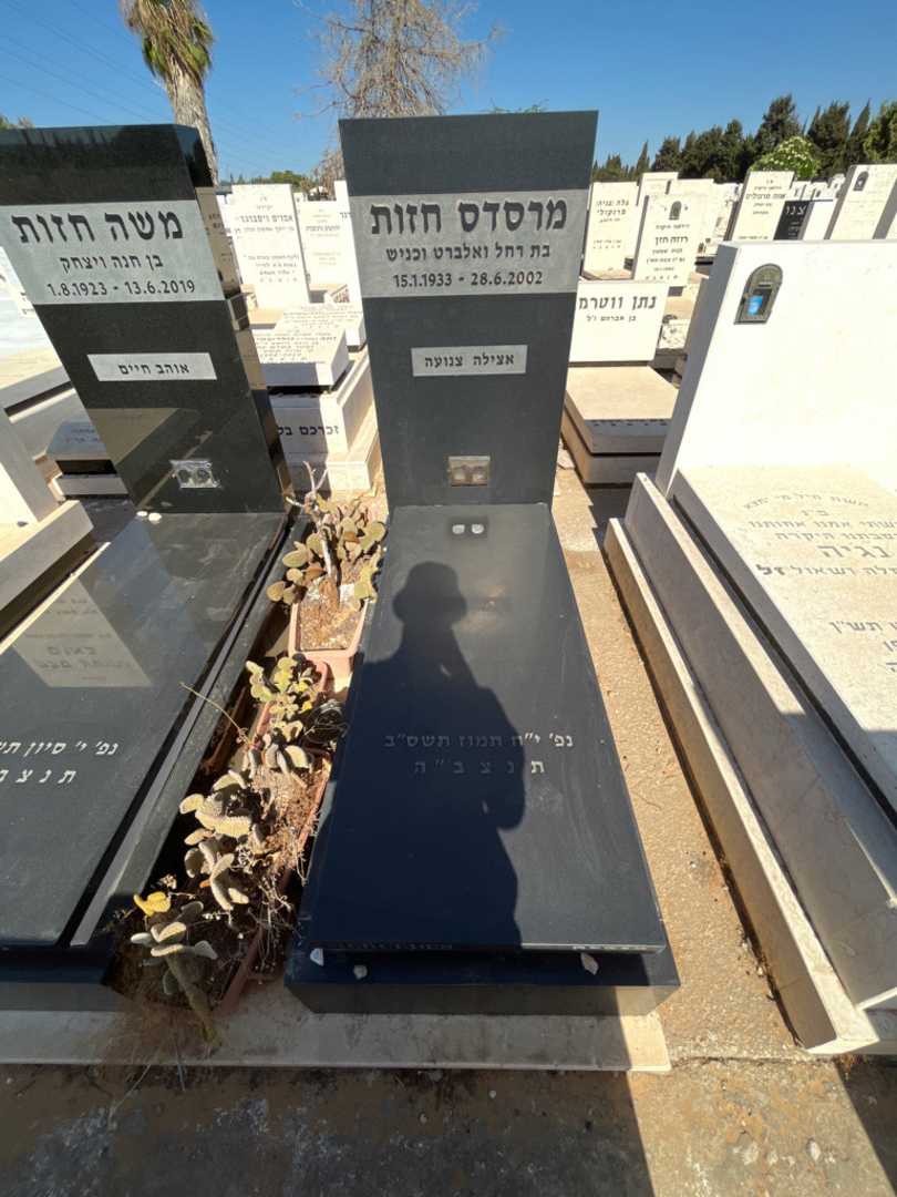 קברו של מרסדס חזות. תמונה 2