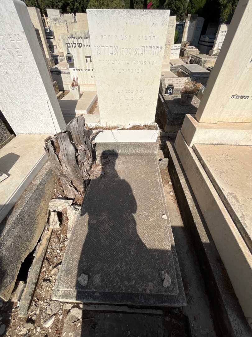 קברו של יהודית "איטקה" אברהמי
