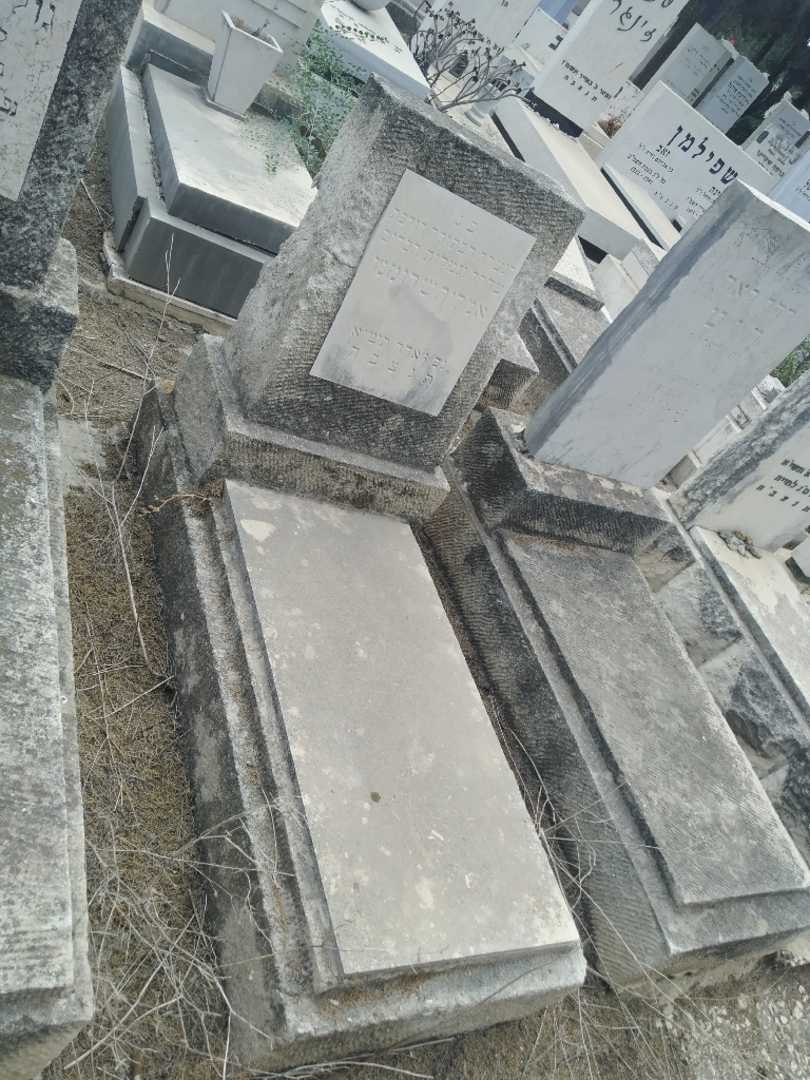 קברו של אמליה שרומנו